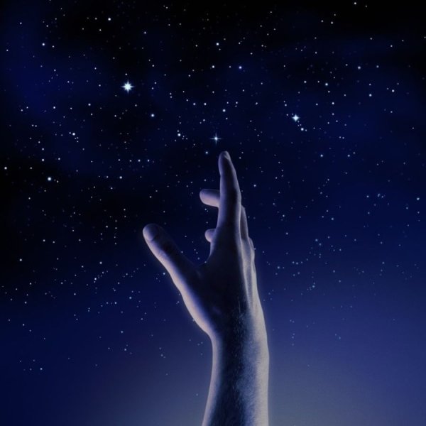 Звездное небо и рука