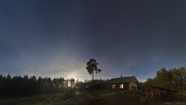 Поле в деревне ночью