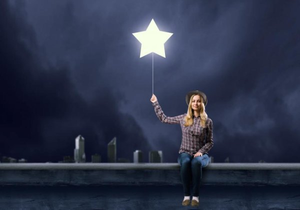 Девушка тянется к звездам