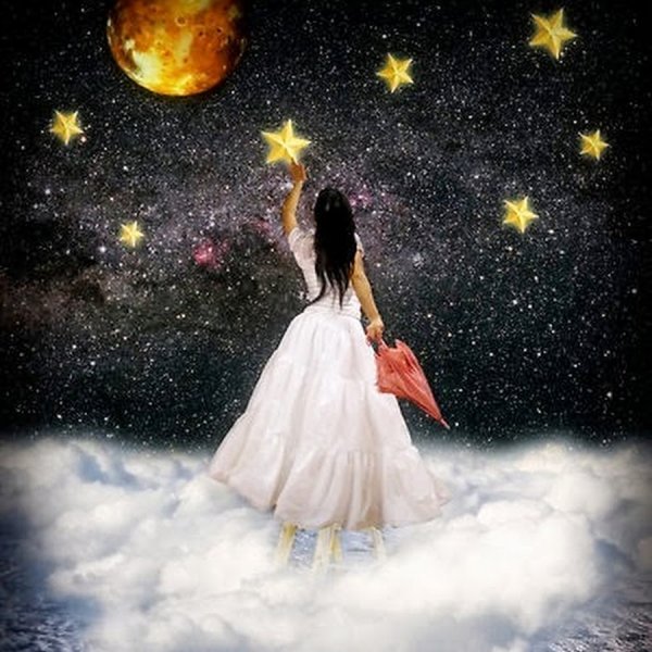 Девочка на фоне космоса
