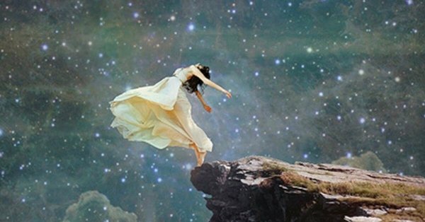 Девушка падает в пропасть