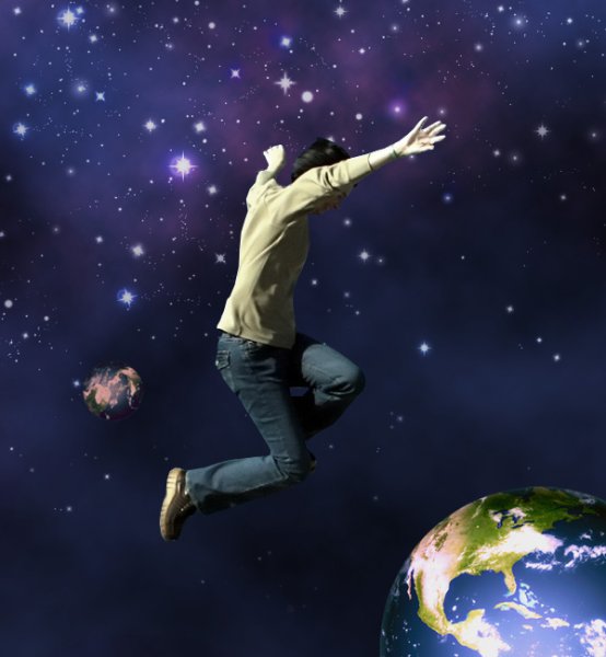 Девушка с крыльями в небе