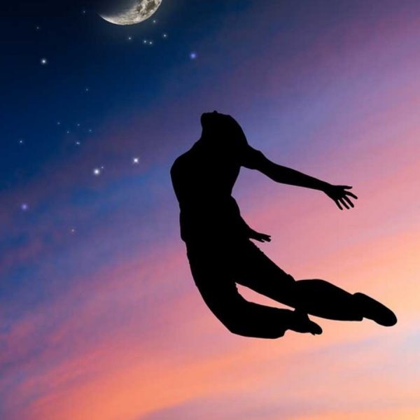 Девушка летает во сне