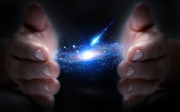 Лучик солнца на руках ребенка