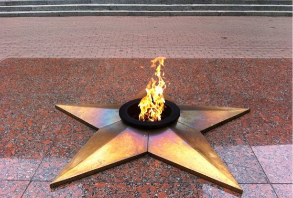Вечный огонь сбоку