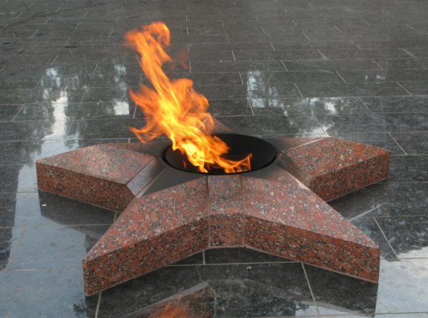 Звезда вечного огня сбоку