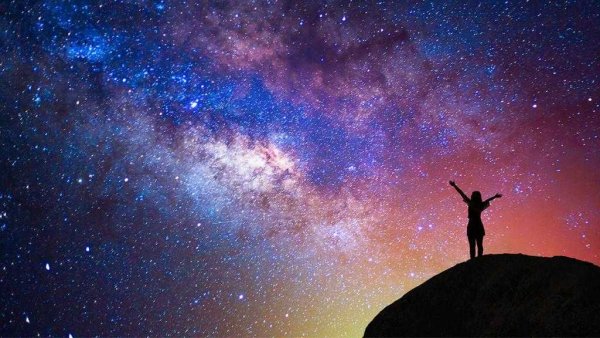 Человек на фоне звездного неба