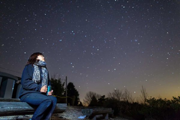 Человек на фоне звездного неба