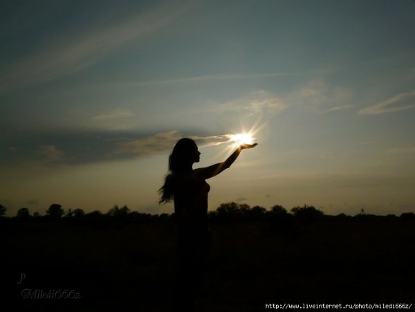 Девочка в руках держит свет
