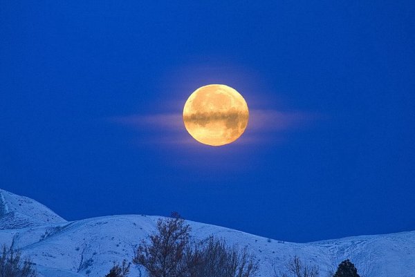 Луна на небе