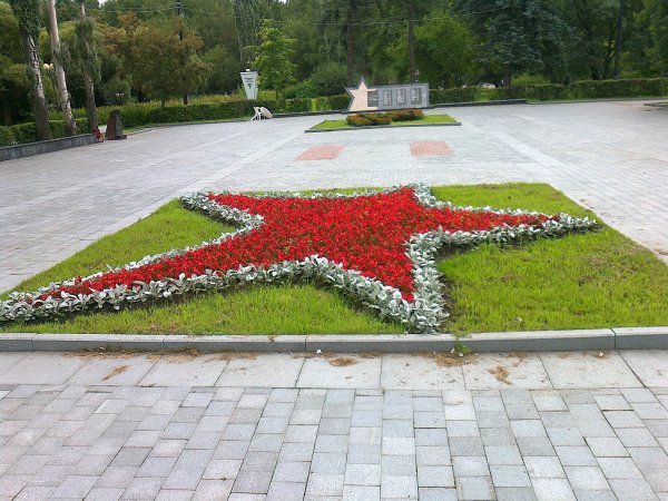 Клумбы на монументе славы Новосибирск