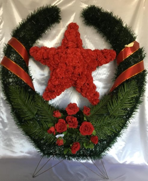 Цифры из цветов на клумбе