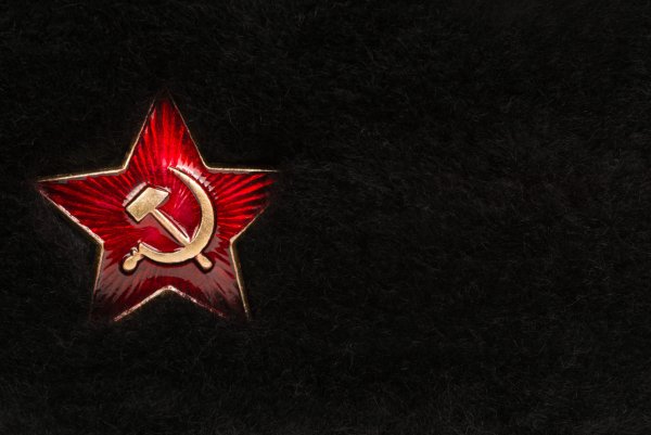 Красный фон со звездами военный