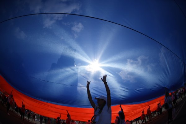 Небо в цветах российского флага