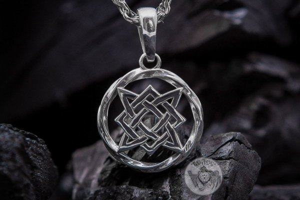 Звезда Руси на черном фоне