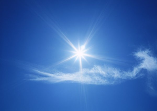 Чистое небо солнце