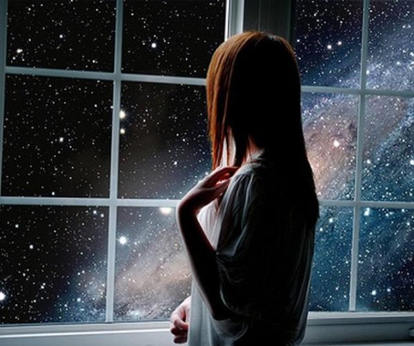 Девушка у окна