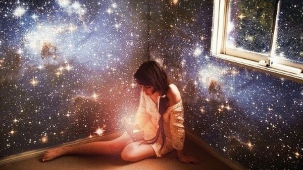 Девушка окно космос