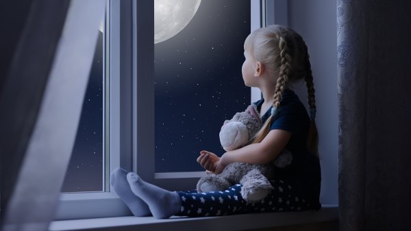 Маленькая девочка у окна