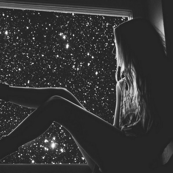 Девушка блондинка в звёздном небе