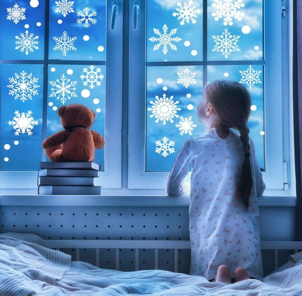 Женщина у окна ночью