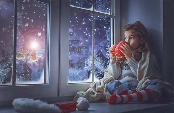 Девочка смотрит на звезды