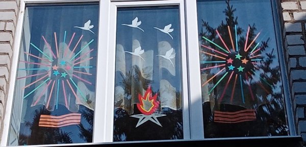 Украшение окон к маю