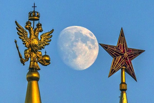 Двуглавых Орлов на башнях Кремля пятиконечными звёздами