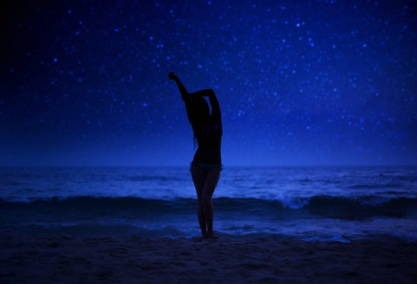 Девушка и звездное небо