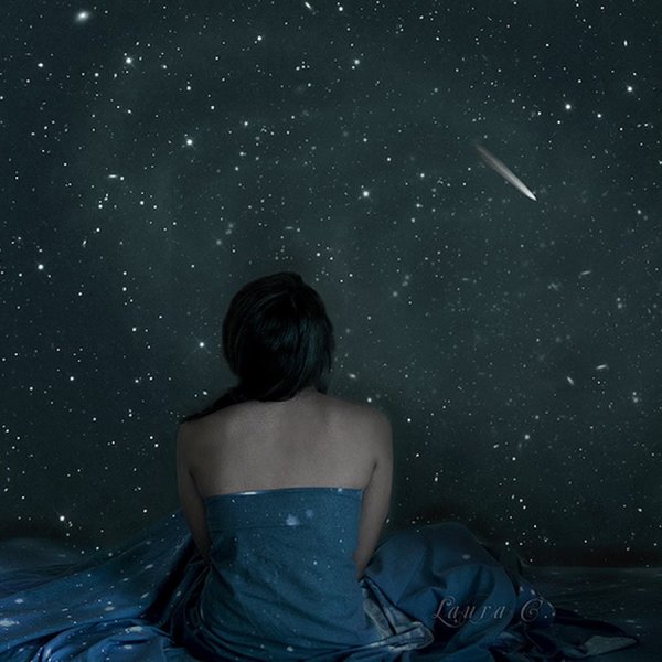 Девушка парит в космосе