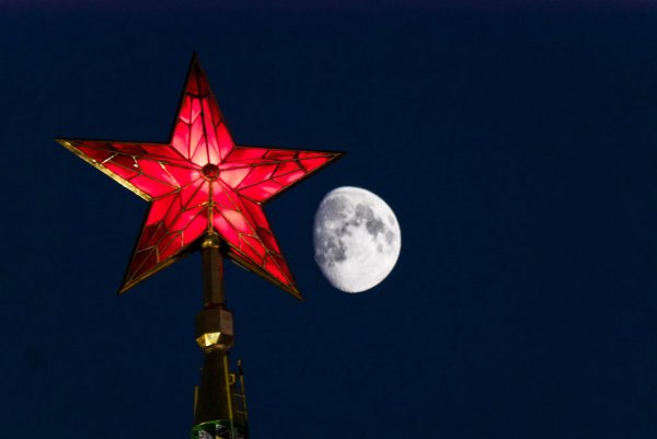 Звезда на Спасской башне Московского Кремля