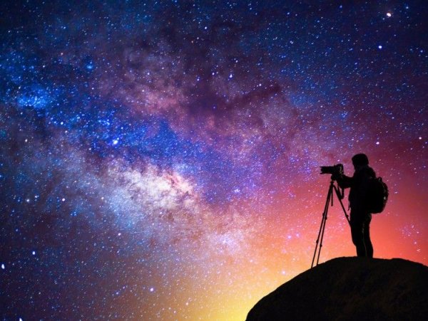 Человек на фоне космоса