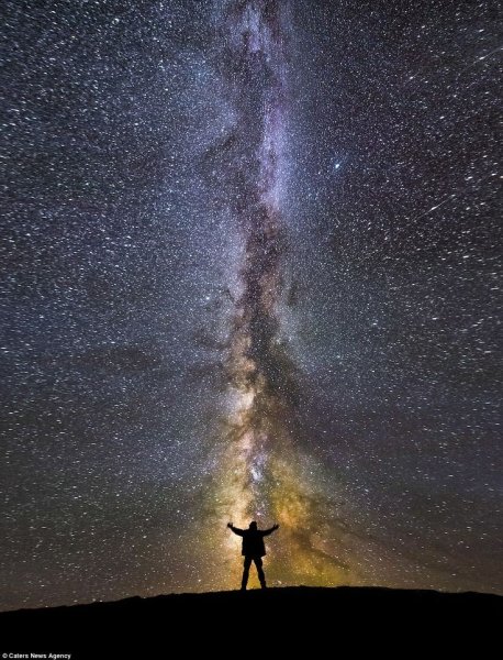 Человек на фоне звездного неба