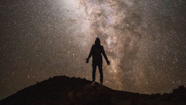 Человек на фоне звездного неба