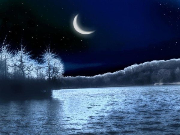 Месяц над рекой