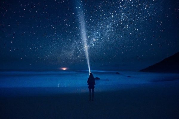 Луч света в ночное небо