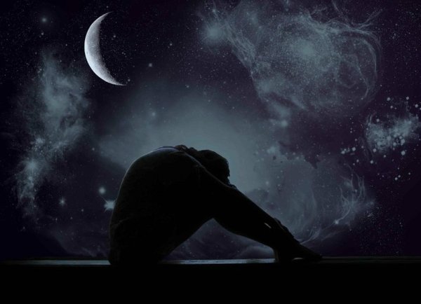 Мужчина достает звезду с неба