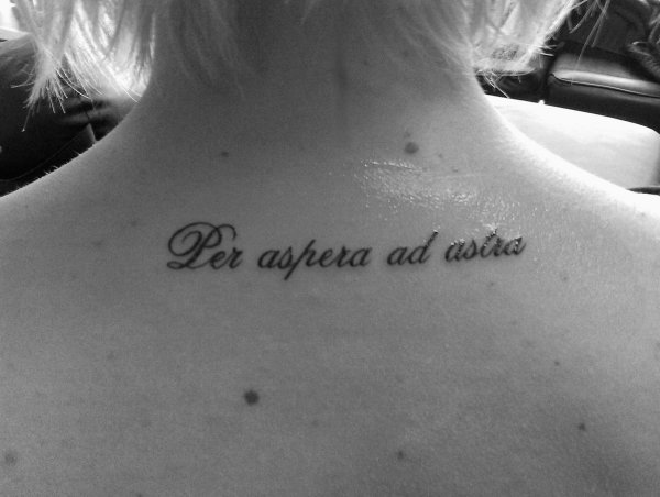 Через тернии к звёздам на латыни надпись