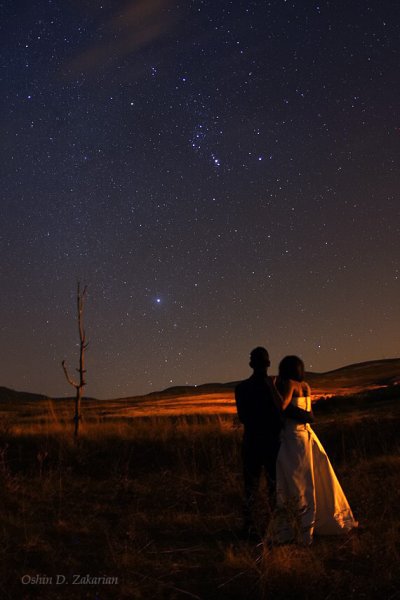 Парень и девушка под звездным небом