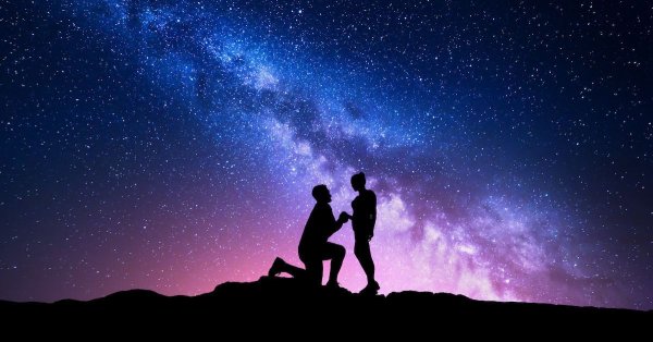 Силуэт семьи на фоне ночного неба
