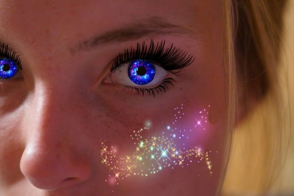 Глаза цвета космоса