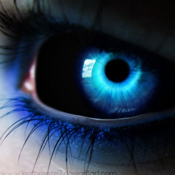 Светящиеся голубые глаза