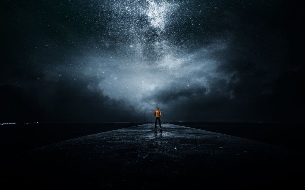 Одинокий человек на дороге