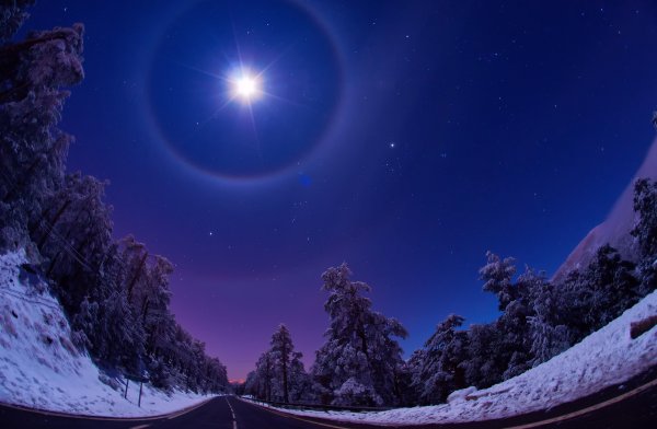 Луна и снег