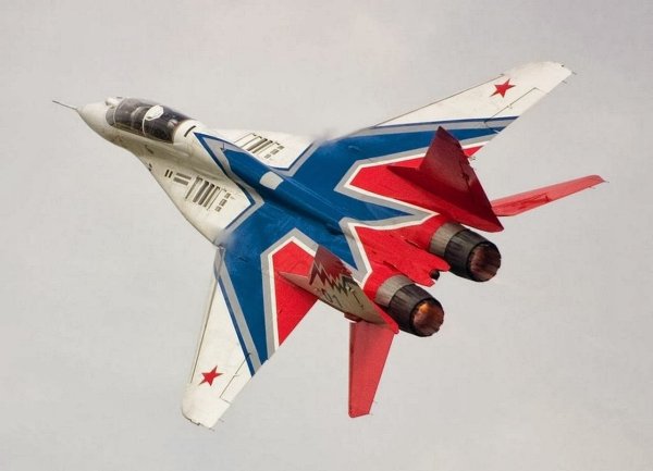 Самолёт на фоне звёздного неба