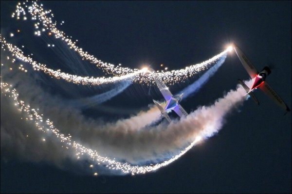 Военный самолет на закате