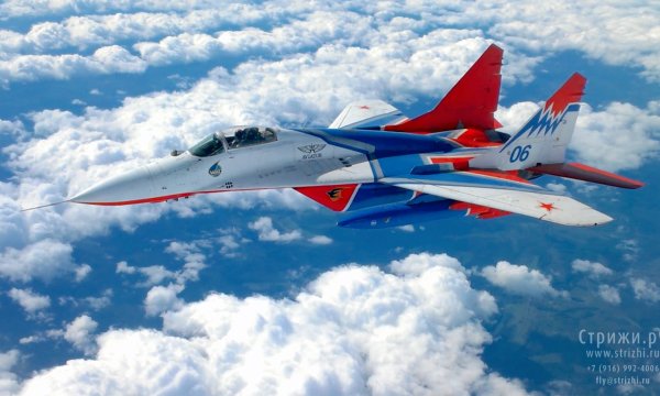 Самолет вдалеке