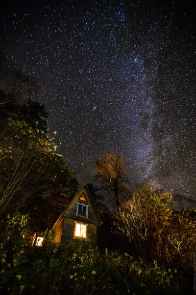 Деревенский домик ночью