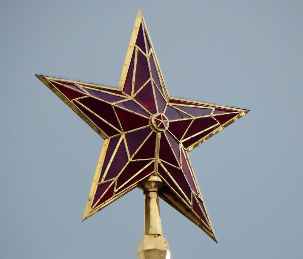 Звезда на Спасской башне Московского Кремля