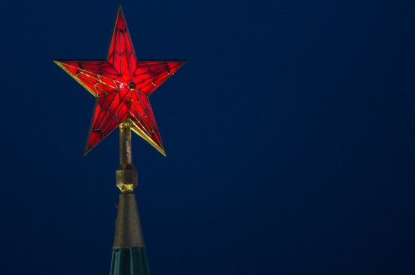 Рубиновые звезды на башнях Кремля Москва